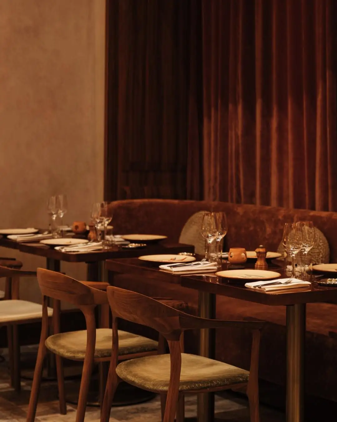 Sala de un restaurante con las mesas montadas