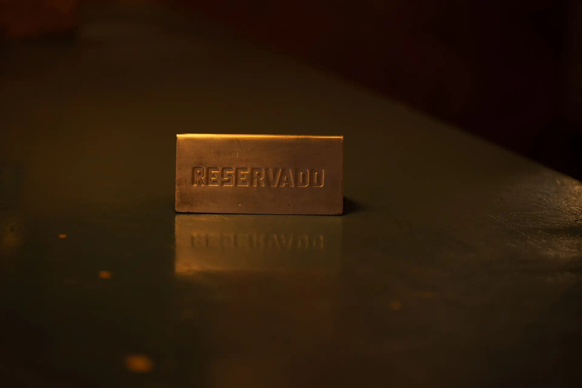 Una mesa reservada en un restaurante