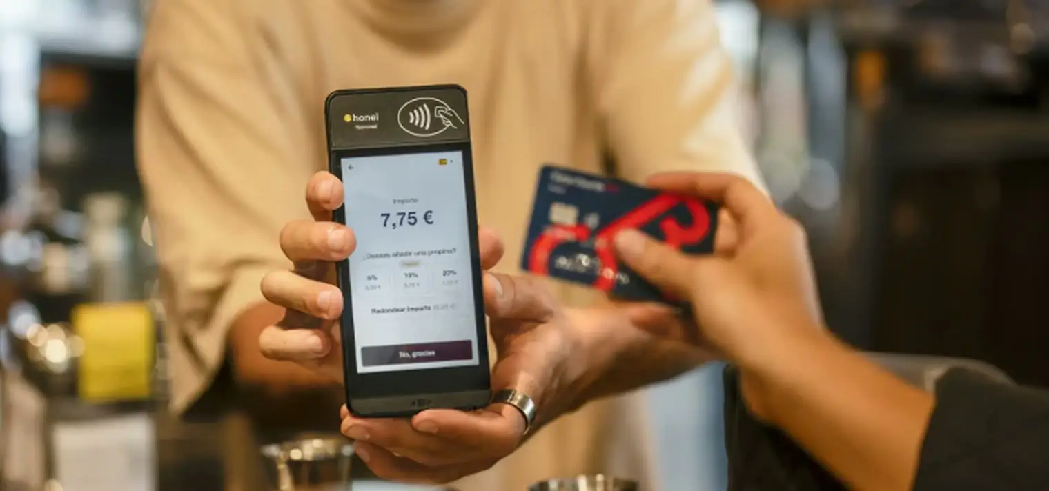 Un cliente paga con tarjeta en el honei Terminal