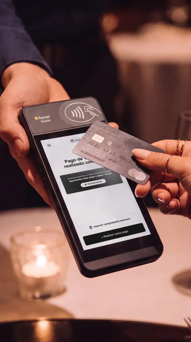 Un cliente acerca su tarjeta al honei Terminal